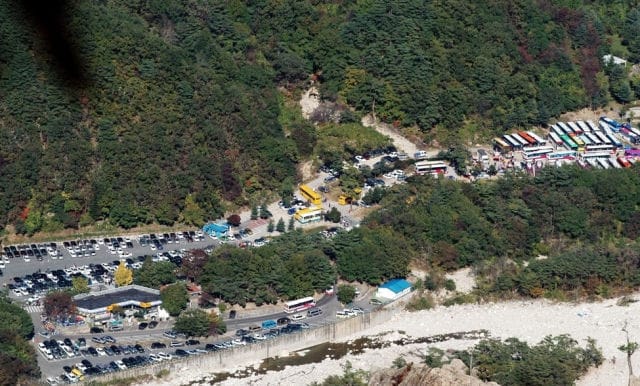 설악산 단풍 시기에는 주차 전쟁이다.