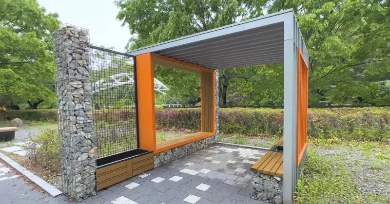 작은 벤치 하나하나에도 예술혼이 들어있다.