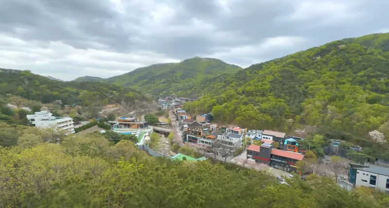 등산로를 오르다보면 안양 예술공원을 이렇게 조망할 수 있다.